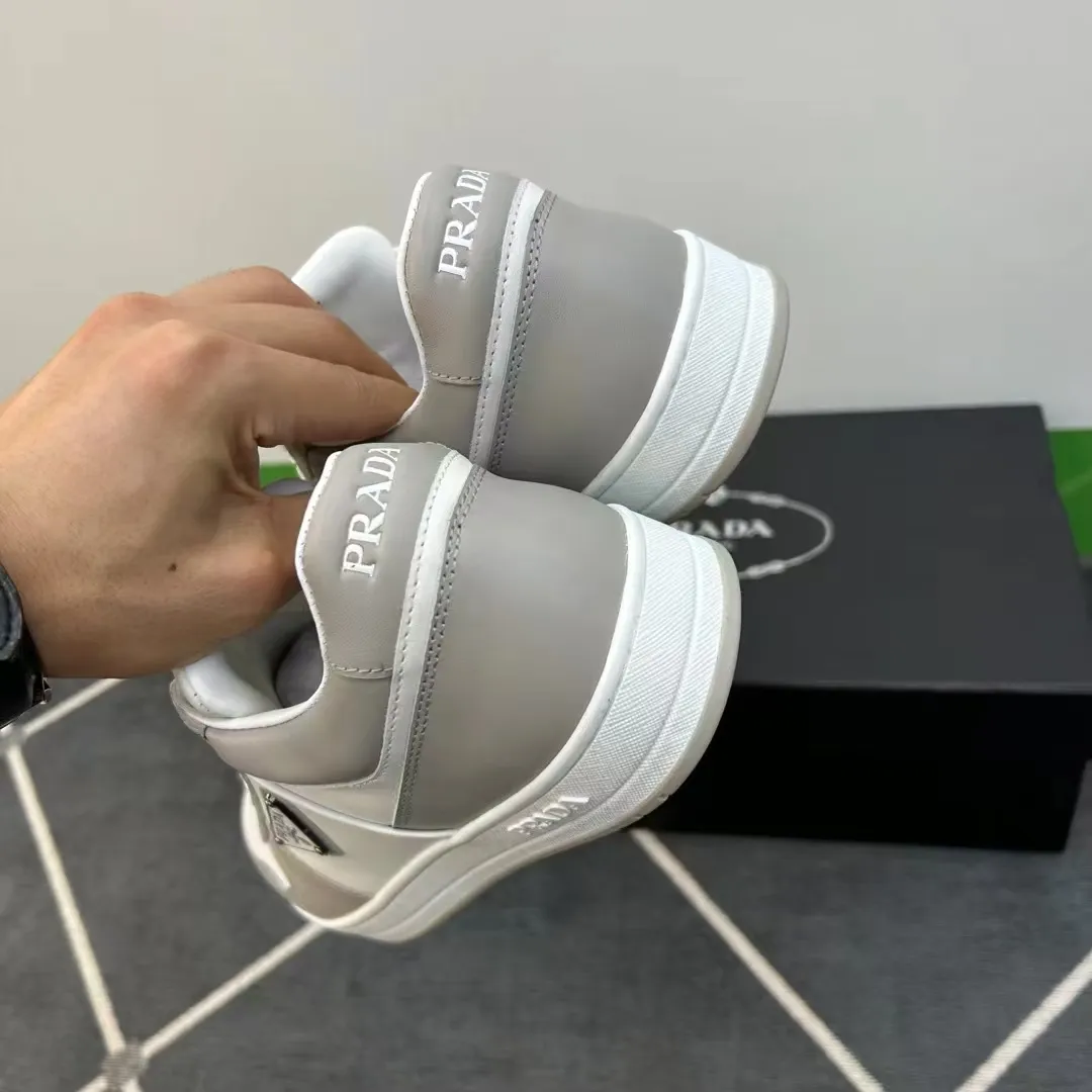 P380 Yuan 38-45 Prada Prada’s new men’s leather sports shoes, the highest version on the market, any comparison is welcome🆚! The original leather has excellent texture and is super high-end! Fetal sheep net lining imported from Italy, removable pad! Luxurious materials and fine workmanship, highly recommended!